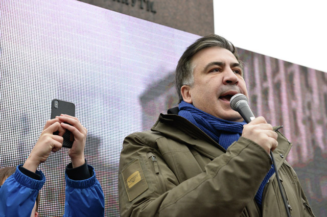 Экс-президент Грузии и бывший губернатор Одесской области Украины Михаил Саакашвили выступает на митинге в центре Киеве за принятие закона об импичменте украинского президента Петра Порошенко.