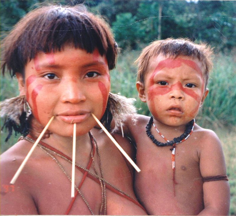 Женщина яномамо с ребёнком, 1997 год.