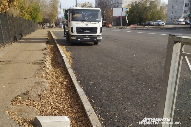 Новый асфальт на Туркестанской упирается в разбитые тротуары.