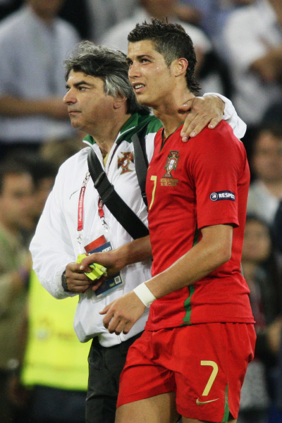 Португальский игрок Криштиану Роналду (справа)