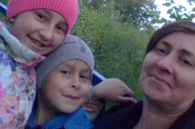 Татьяна с младшими детьми - сыном Юрой и дочкой Олесей.