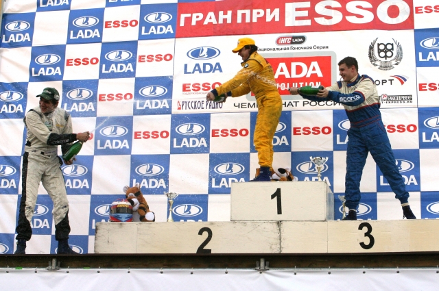 Виталий Петров – крайний слева.