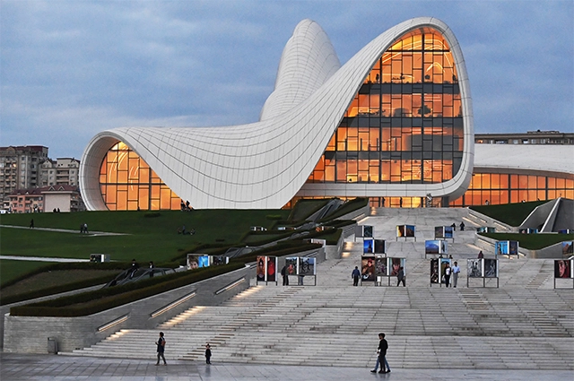 Культурный центр Гейдара Алиева в Баку.