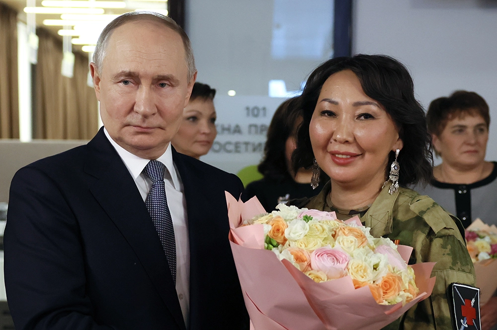 Президент Владимир Путин и&nbsp;ветеран боевых действий Зоя Степанова.