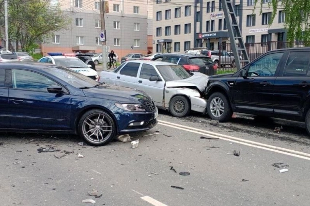 Два автомобиля столкнулась лоб-в-лоб.