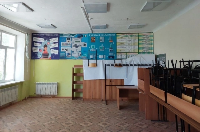 У детей начались каникулы, поэтому ремонт школы летом пойдёт быстрее и легче.