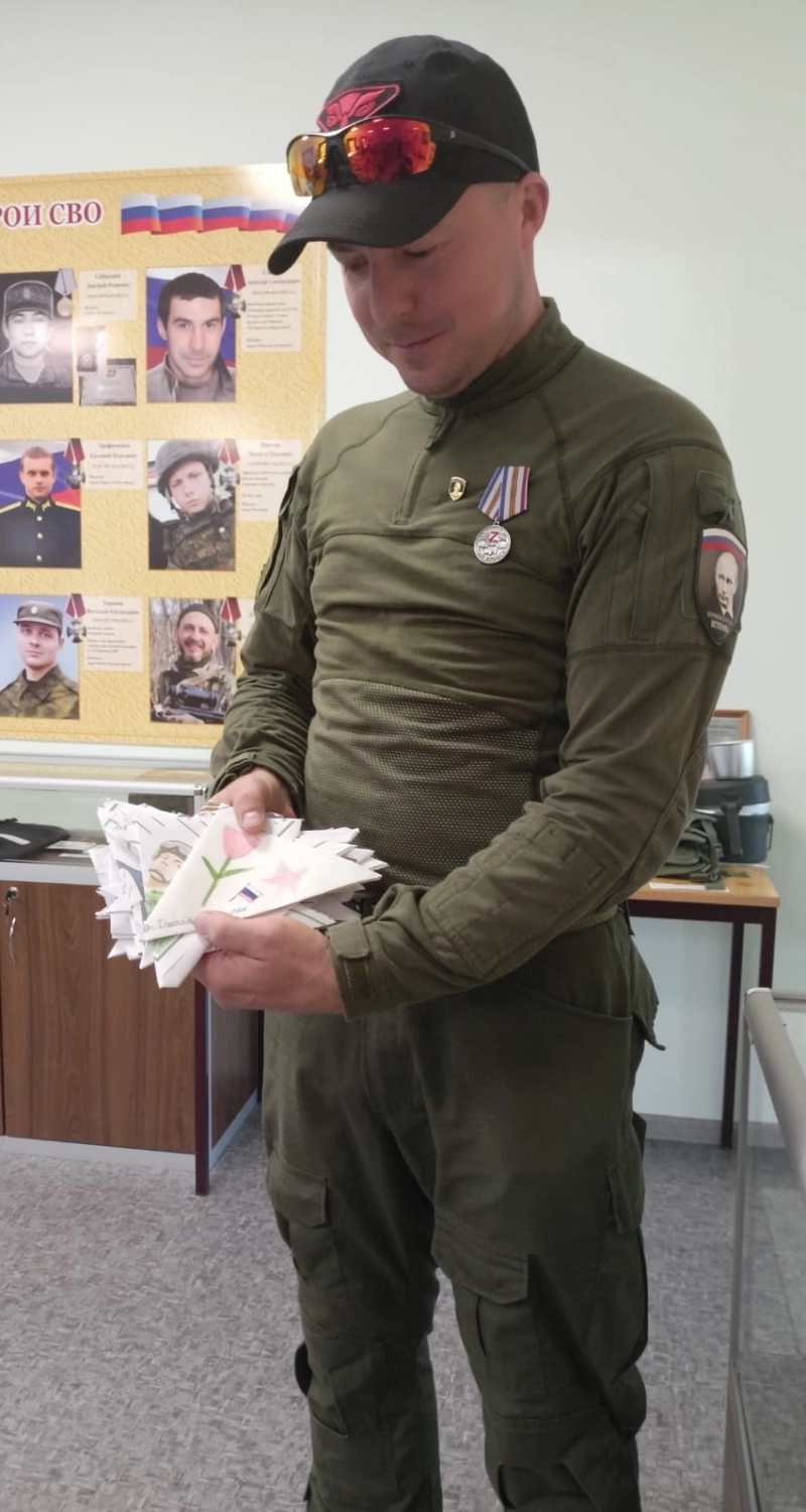 Для наших военных ребята передали письма на фронт.
