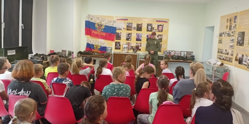 Встреча Николая Пешкова с ребятами из школьного лагеря.