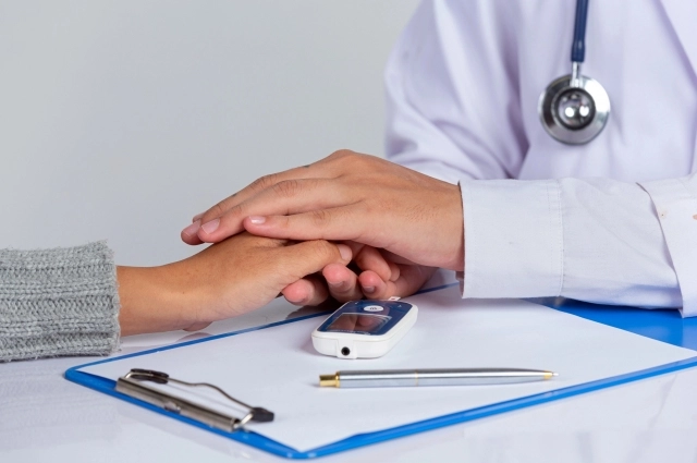 Страховые компании помогают пациенту, если невозможно попасть к нужному специалисту.