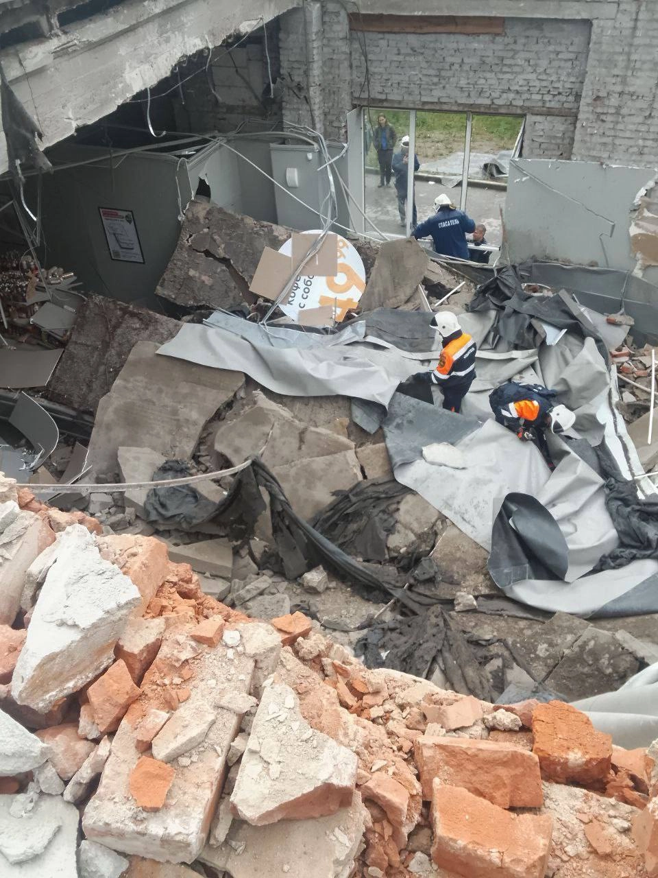 На место происшествия немедленно выехали 13 человек и 9 единиц техники МЧС