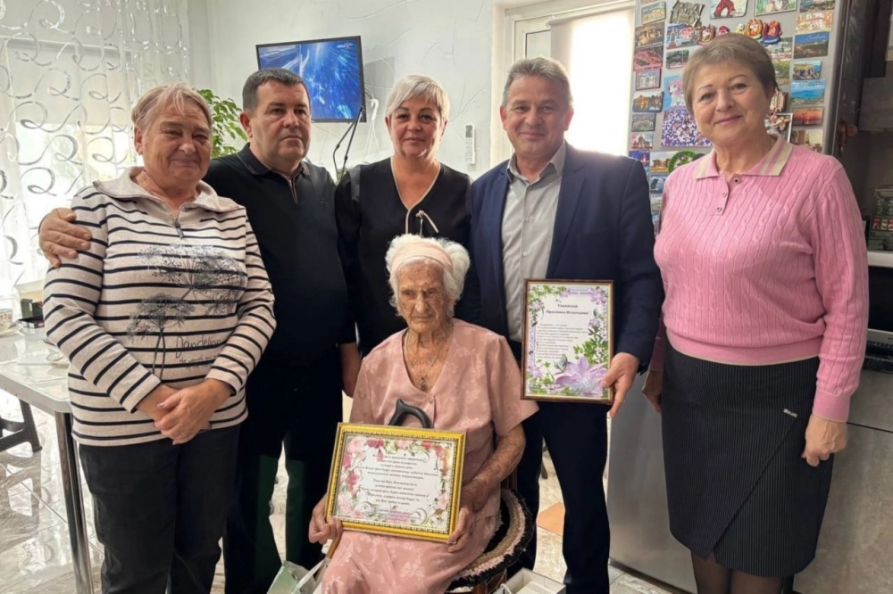 Поздравить крымчанку Прасковью Ильченко приехали представители администрации района