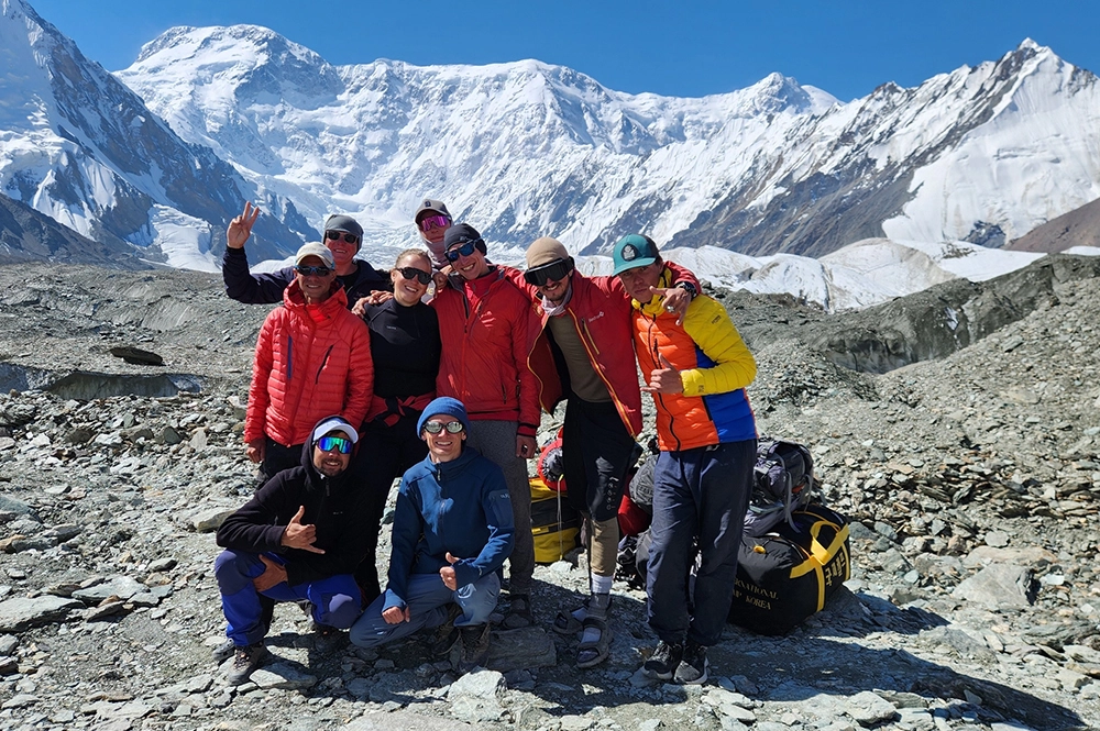 Альпинисты отправили в лагерь сигнал бедствия.