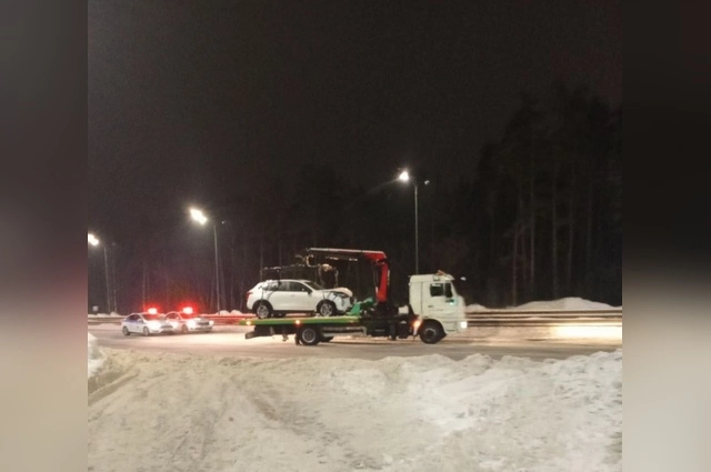 Машина на полной скорости въехала в отбойник.