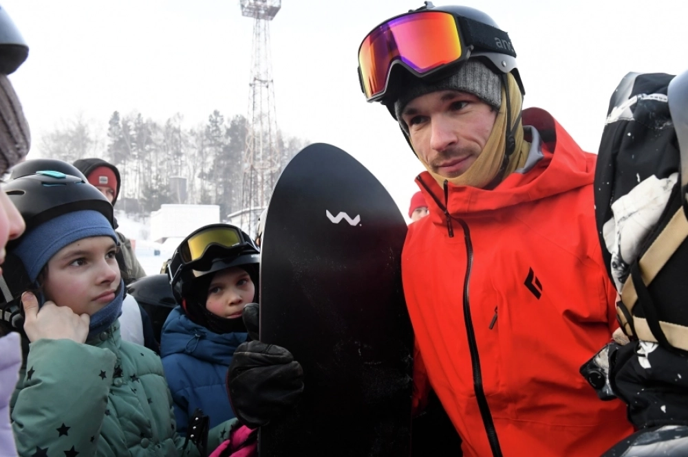 Двукратный олимпийский чемпион в сноуборде Вик Уайлд общается с юными сноубордистами и лыжниками в фанпарке «Бобровый лог» в Красноярске.