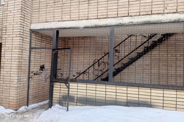 Через этот запасной выход похититель, по версии следствия, вынес девочку в сумке.