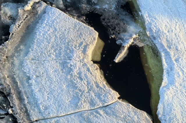 Выходить на такой лёд опасно.