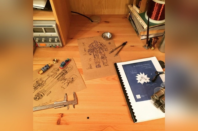 Алексей начал строить костюм 9 лет назад.