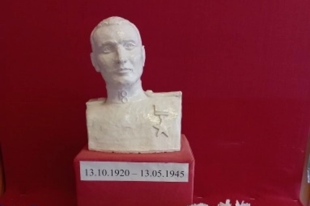 Бюст героя в школьном музее на малой Родине.