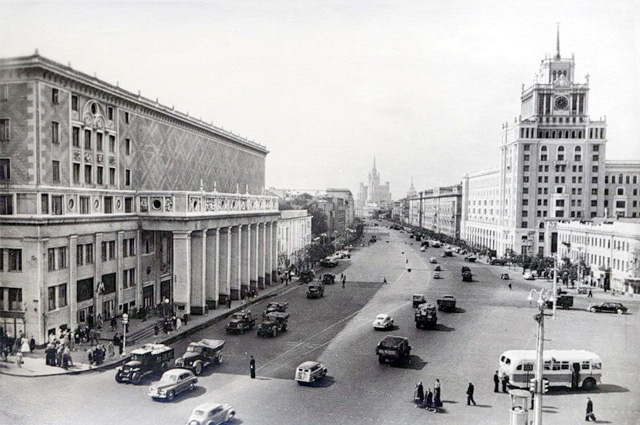 
<p>Площадь Старых Триумфальных ворот в 1935 г. переименовали в честь Маяковского и начали кардинально переделывать, резко увеличивая высотность зданий. 1936 г