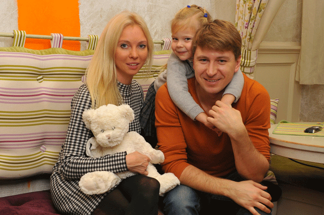 Алексей Ягудин c женой Татьяной Тотьмяниной и дочерью Лизой.