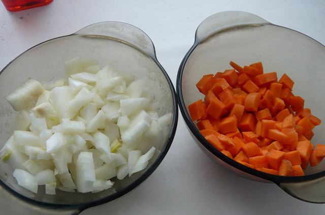Морковь и лук режем мелким кубиком.