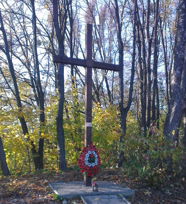 Крест в память о погибших военнопленных концлагеря Шталаг-328.