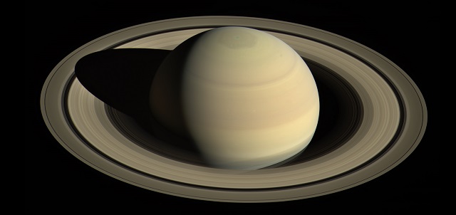 Такой планету Сатурн видят космические станции.