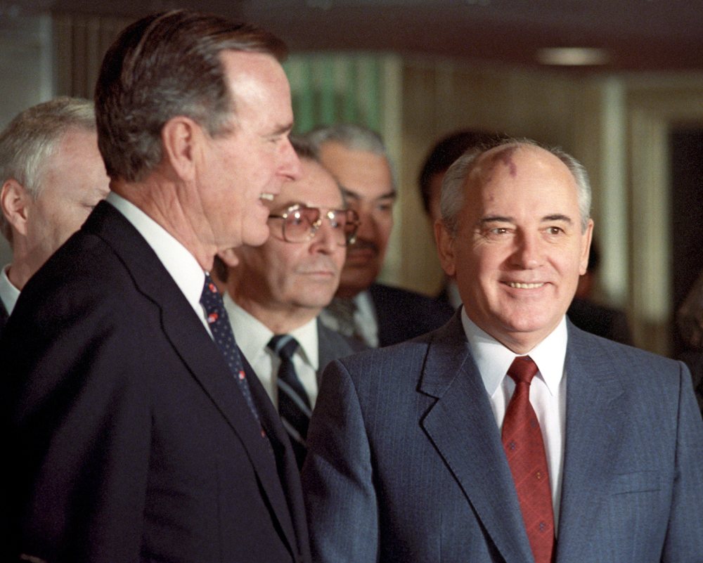 Встреча М. Горбачёва и Дж. Буша-старшего (слева) на Мальте, 1989 г.