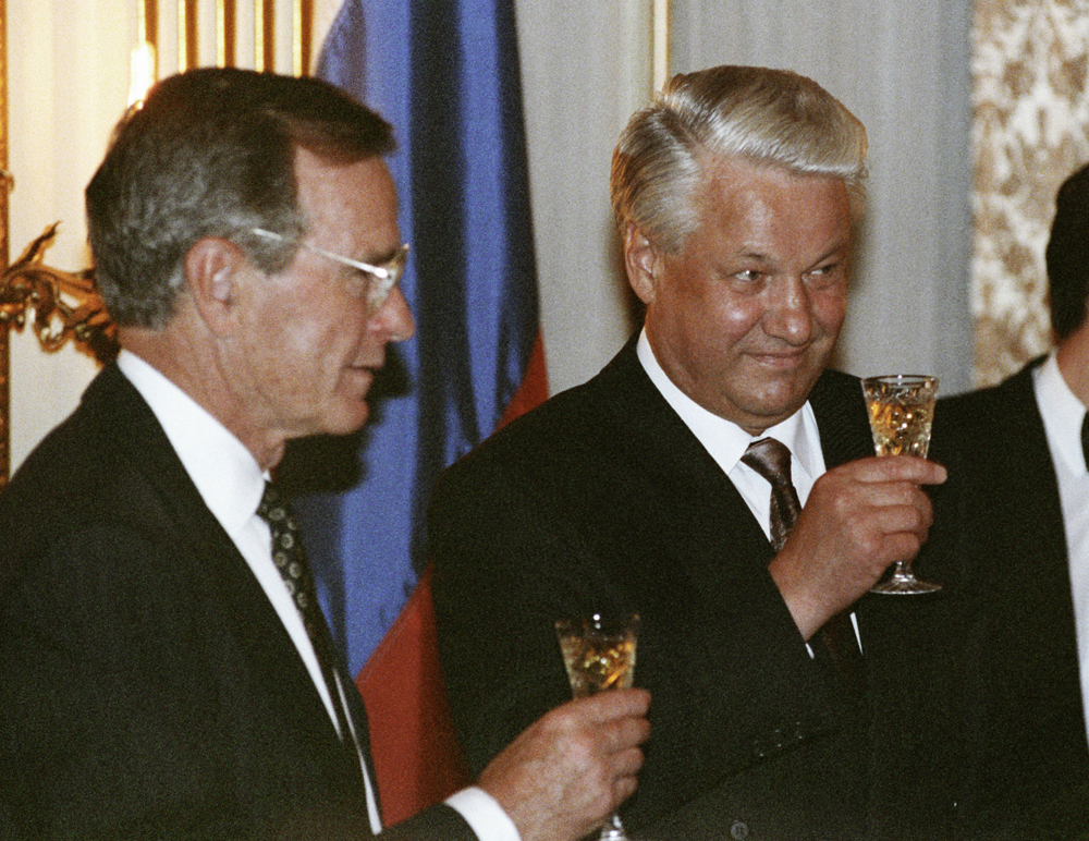 Б. Ельцин и Дж. Буш-старший (слева) на обеде в Вашингтоне, 1992 г.