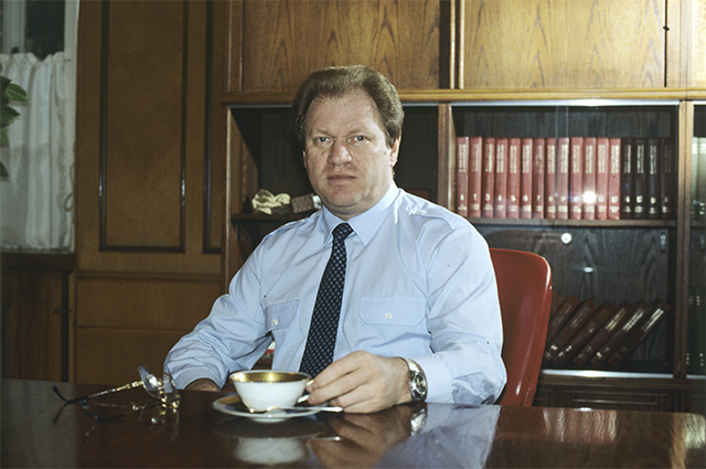 Министр здравоохранения СССР Игорь Николаевич Денисов. 1990 год.