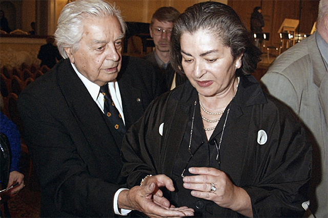 Актер и режиссер, основатель театра на Таганке Юрий Любимов с супругой Каталин. 2002 год.