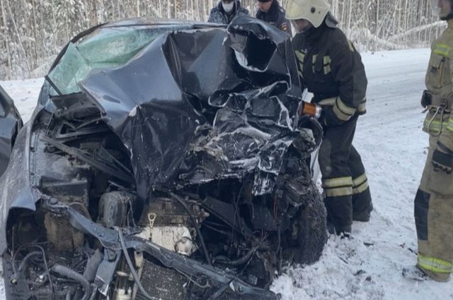 В Свердловской области в лобовой аварии погиб водитель иномарки