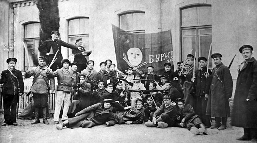 Революционные солдаты и матросы в Севастополе.