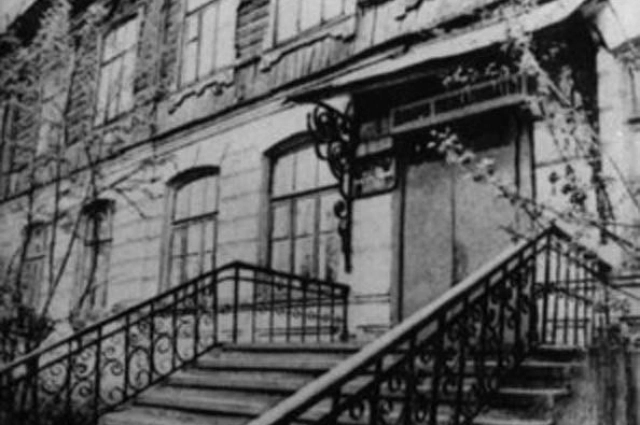 В военные годы библиотека располагалась в историческом центре города по адресу: ул. Горького, 78.