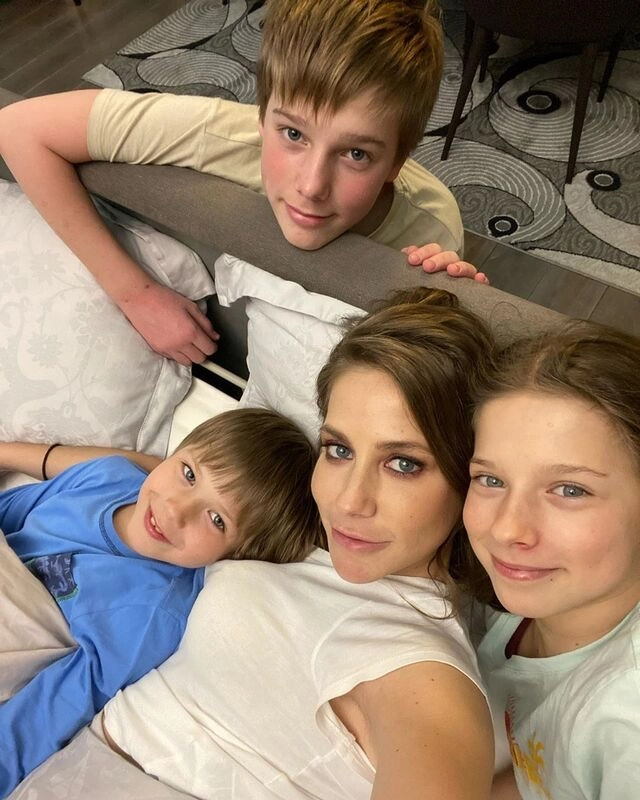 Юлия Барановская с детьми Артёмом, Яной и Арсением.
