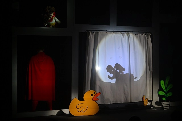 Помимо плоских кукол и огромного костюма бегемота, зрители увидят и спектакль теней.