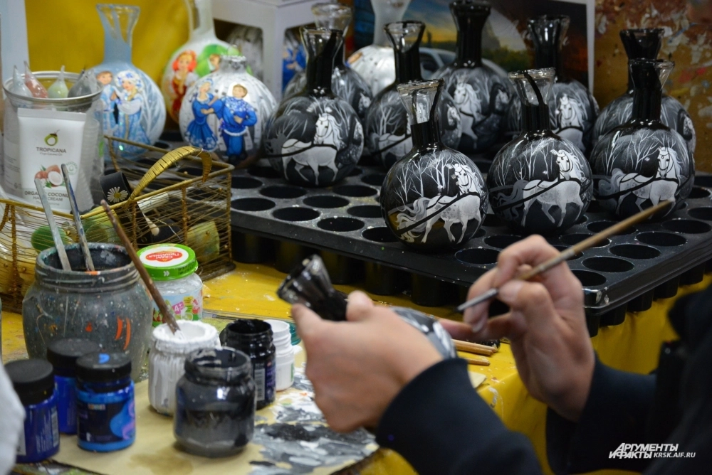 Помимо классических сюжетов есть и символ будущего года — Лошади.