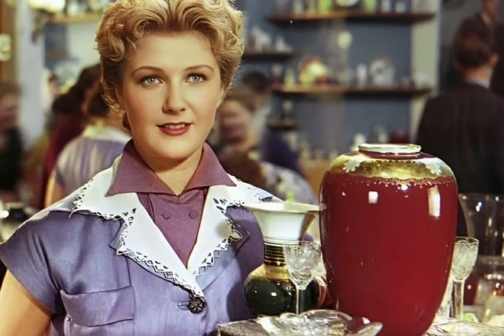 Светлана Дружинина — актриса, исполнившая роль Сони Божко, продавца, в советском художественном фильме «За витриной универмага» (1955) режиссёра Самсона Самсонова.