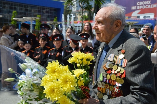 Ялтинец Анатолий Медведь часто встречается с молодежью. 