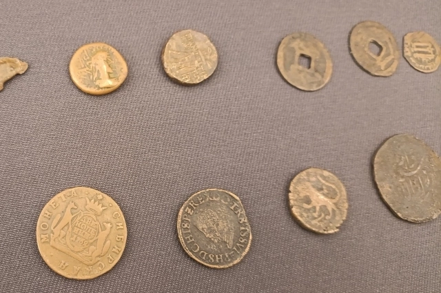 В фонде нумизматики больше 7 000 единиц. Есть совершенно уникальные предметы, в том числе из драгоценных металлов, серебра, золота. Есть монеты с дырочками, квадратные.