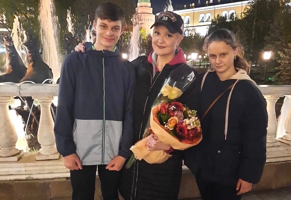 Певица с детьми.