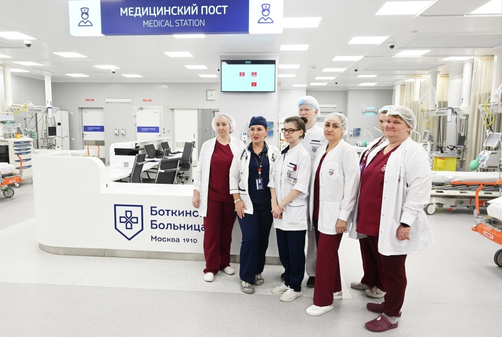 Медицинские работники на медпосту в отделении открывшегося флагманского центра экстренной помощи ГКБ имени Боткина в Москве.