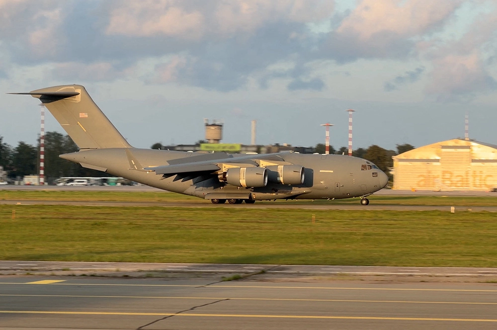 Самолет C-17 Globemaster директора ЦРУ США Джона Рэтклиффа приземляется недалеко от Риги, Латвия, 25 августа 2026 года.