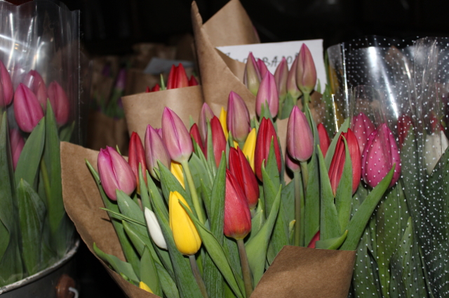 особым спросом у горожан пользуются тюльпаны розового цвета и яркие разноцветные букеты.