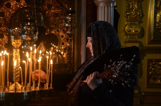 Освящают вербу вечером в Лазареву субботу.