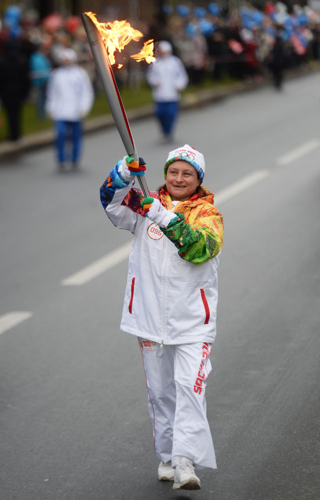 Елена Шушунова принимает участие в эстафете олимпийского огня в 2014 году. 