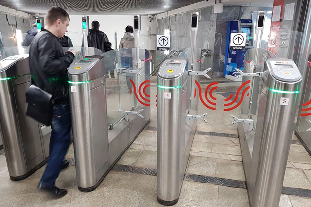 Турникеты на станции метро «Октябрьское поле», оборудованные камерами с системой распознавания лиц.