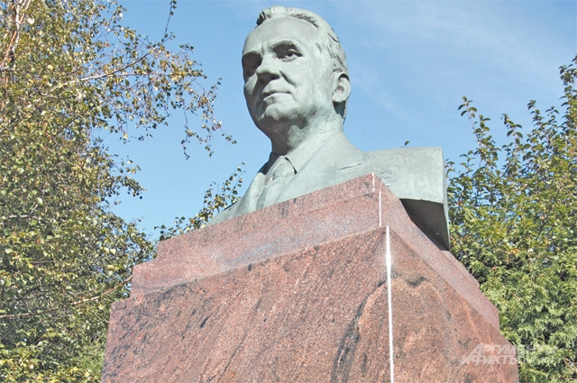 Памятник  А. Н. Косыгину появился  на одноимённой улице в 2008 году. Скульптор  Н. В. Томский.