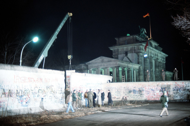 Демонтаж секции Стены возле Бранденбургских ворот, 1989 г.