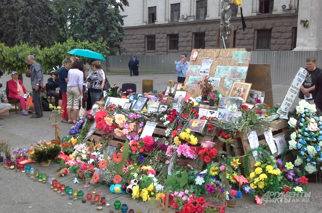 Свечи и цветы возле Дома профсоюзов в Одессе